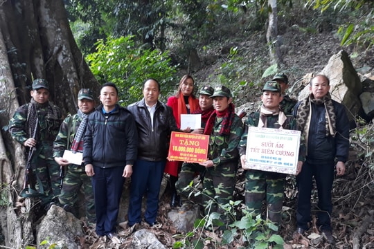 Nhiều phần quà đến với cán bộ chiến sĩ biên phòng, bệnh nhân nghèo