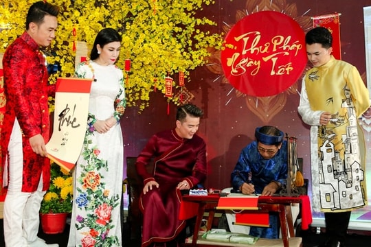 Dàn sao Việt xúng xính áo dài hát nhạc xuân