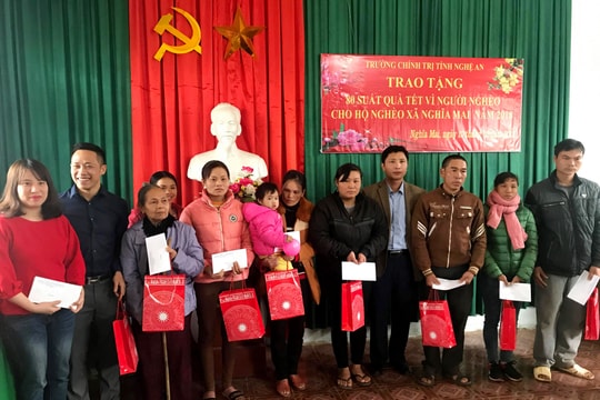 Các địa phương, đơn vị trao tặng quà “Tết vì người nghèo” 