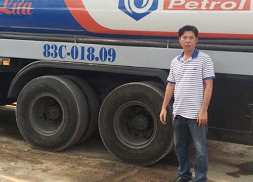 Cảnh sát phá cửa kho, vây bắt nhóm rút ruột xăng dầu ngày cận Tết