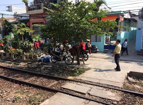Băng qua đường dân sinh, người phụ nữ bị tàu hỏa tông tử vong