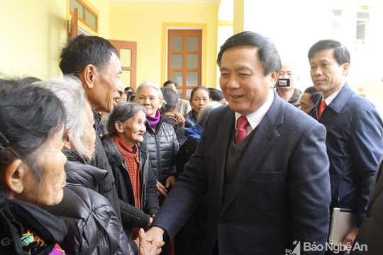 Bí thư Trung ương Đảng Nguyễn Xuân Thắng tặng quà, chúc Tết hộ nghèo huyện Thanh Chương