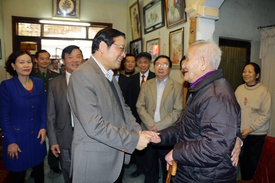 Trưởng Ban Nội chính Trung ương chúc Tết cán bộ lão thành, công nhân lao động