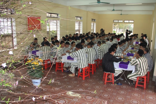 Ấm lòng bữa cơm tất niên trong trại giam