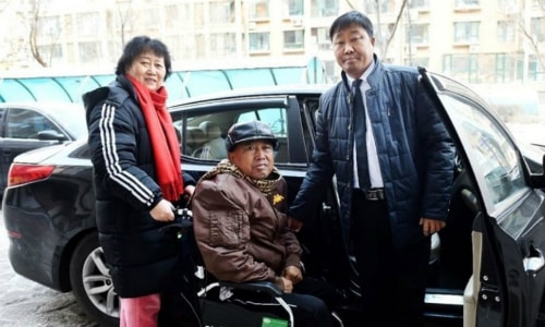 Tài xế 2 năm chở miễn phí cặp vợ chồng già đi chữa bệnh   