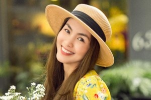 Minh Hằng, Hà Tăng lăng xê mũ rộng vành xuống phố ngày cận Tết