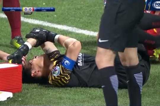 Nhiều CĐV vô cảm trước tai nạn của thủ môn Nguyên Mạnh