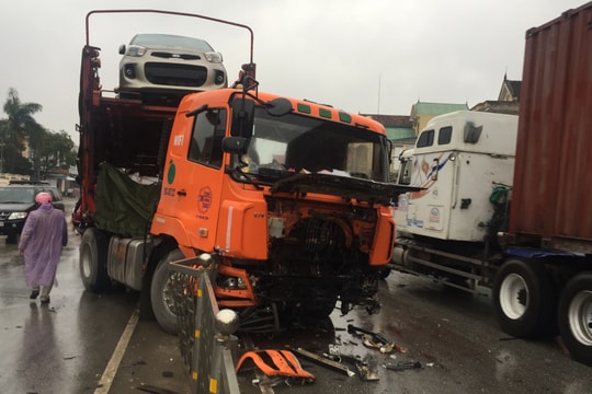  Tránh mô tô, xe đầu kéo húc bay rào chắn đường