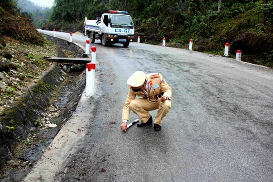 Nghệ An: Cảnh sát giao thông và tài xế vất vả nhặt đinh trên cung đường tử thần