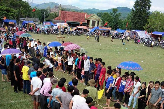 Bí thư, trưởng bản livestream với lao động xa quê