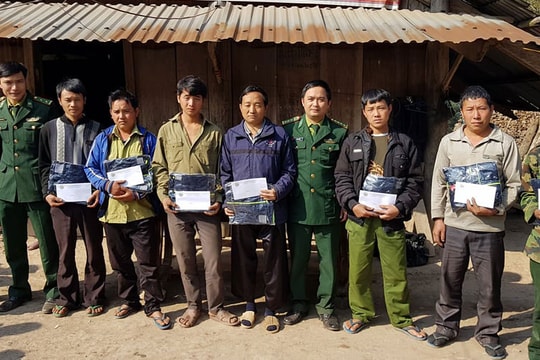 BĐBP Nghệ An thăm và tặng quà tổ chốt nước bạn Lào