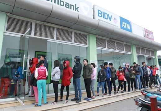 Cám cảnh chờ rút tiền ATM, đã có ngân hàng nào bị phạt?