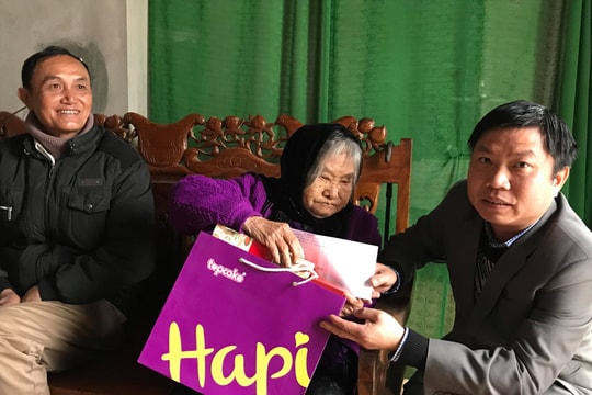 Thăm, tặng quà Tết gia đình chính sách tại Nghĩa Đàn, Con Cuông