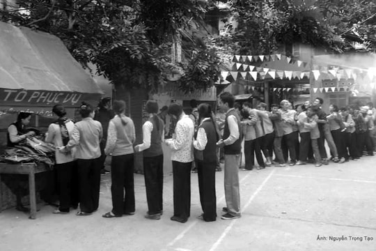 'Cháy' hàng Tết, nhân viên mậu dịch trốn khỏi cửa hàng