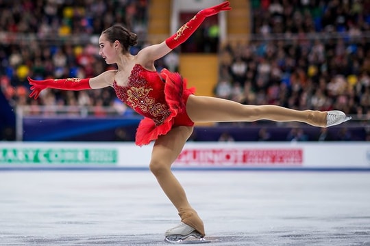 Nữ VĐV 15 tuổi đẹp như thiên thần đoạt HCV Olympic Mùa đông