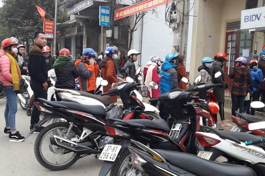 28 tết, người dân khổ sở với việc rút tiền ở ATM 