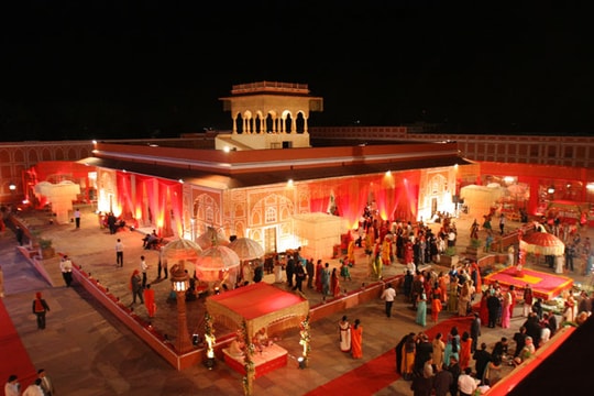 Bắn súng mừng đám cưới, bố cô dâu giết chết cô gái hàng xóm