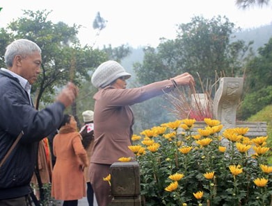 Gần Tết, nhiều người dân viếng mộ Đại tướng Võ Nguyên Giáp