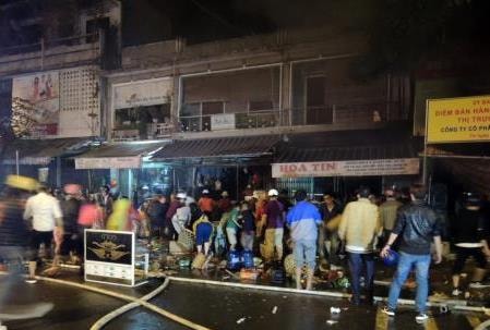 Cháy lớn, thiêu rụi 3 ngôi nhà liền kề