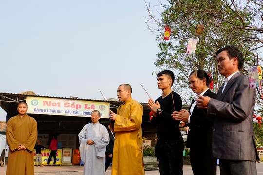 Cầu thủ U23 quê Nghệ người đi chùa, người ra chợ giúp mẹ bán hàng dịp Tết