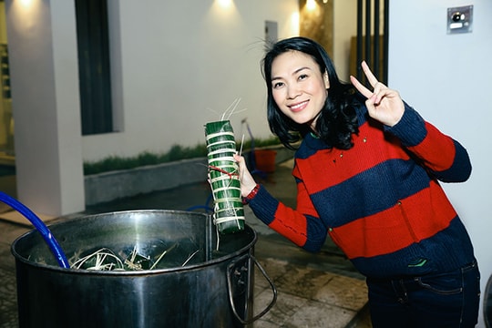 Mỹ Tâm gói bánh tét, làm mứt dừa đón Tết cùng gia đình