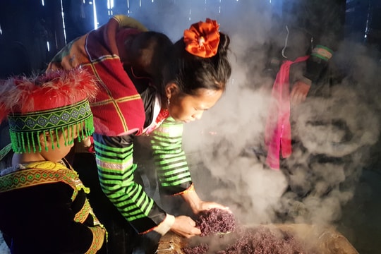 Tết này bản Mông ở Huồi Cọ có cả bánh dày và bánh chưng 