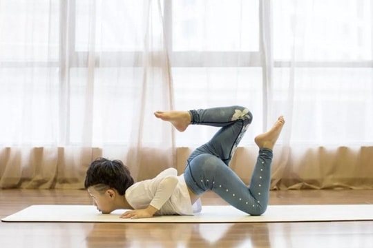 Cậu bé tự kỷ trở nên linh hoạt và kiếm được hàng trăm triệu nhờ yoga