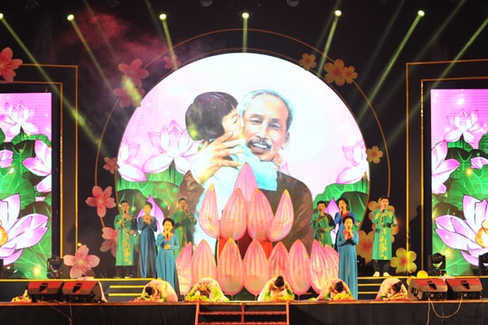 Phó Thủ tướng Chính phủ Vương Đình Huệ dự “Đêm hội Giao thừa” tại Thành phố Vinh