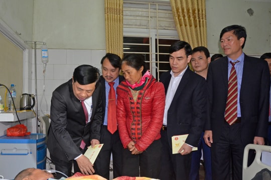 Chủ tịch UBND tỉnh thăm, động viên bệnh nhân đón Giao thừa trong bệnh viện