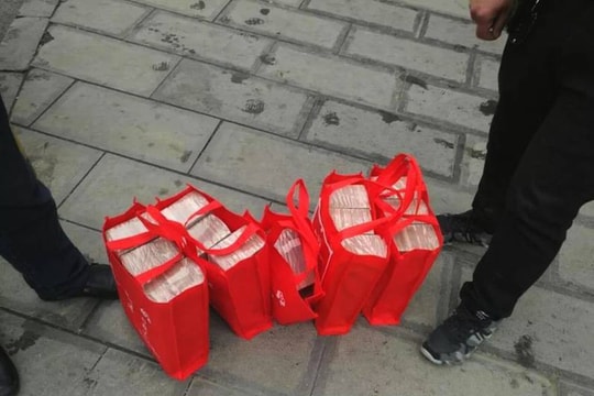 Người đàn bà xách 5 túi tiền 12 tỷ về quê ăn Tết