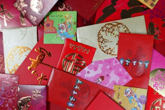 Nhét gần 43 triệu đồng vào bao lì xì cho đỡ... xấu hổ