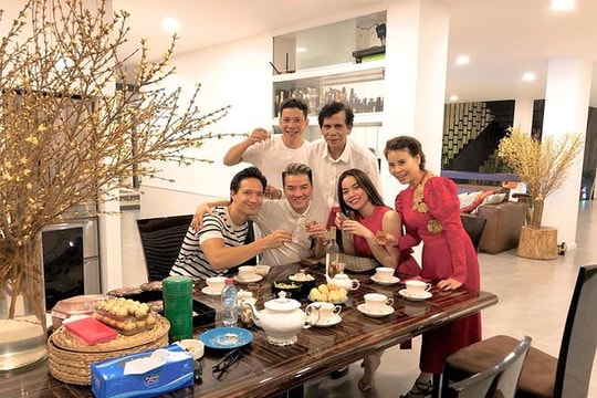 Hà Hồ chia sẻ hình ảnh đón giao thừa cùng Kim Lý