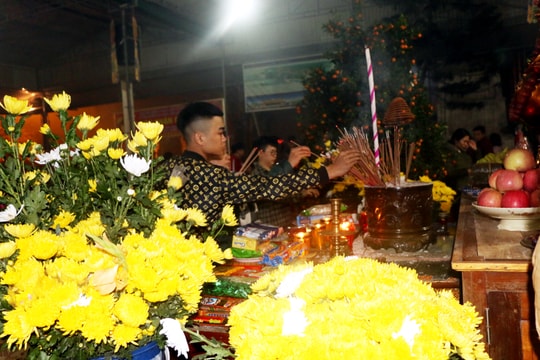 Người dân đi lễ chùa cầu phúc sau đêm Giao thừa