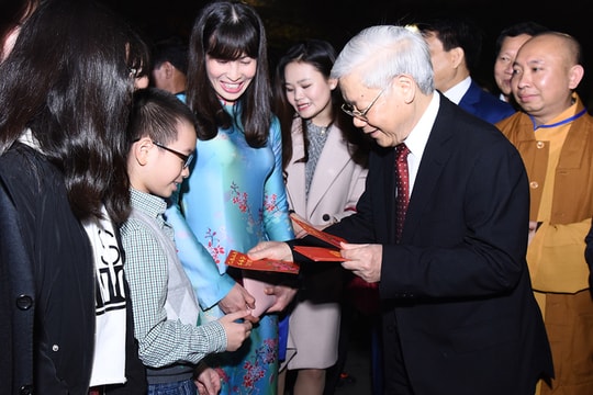 Tổng bí thư chúc Tết người dân ở phố đi bộ Hồ Gươm