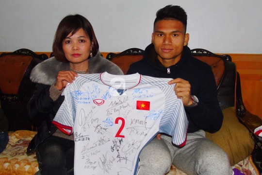 Áo đấu Phạm Xuân Mạnh được mua với giá “khủng” 