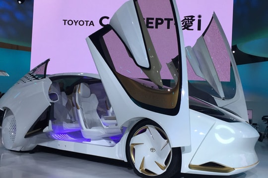 Khó tin ô tô không vô lăng, không cần số đi ra đường