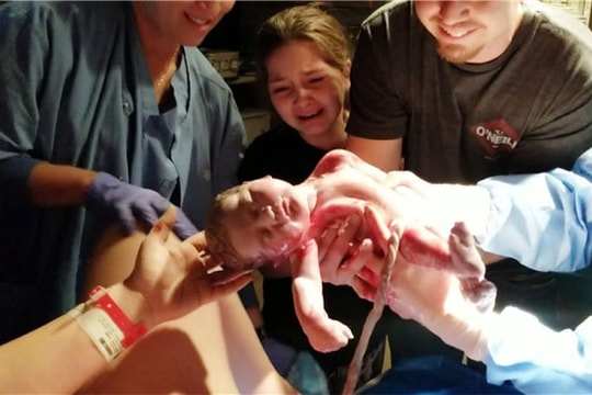 Bé gái 8 tuổi bật khóc khi tham gia giúp mẹ 'vượt cạn' 