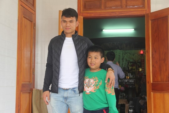 Người hâm mộ tới chúc Tết cầu thủ U23 Phạm Xuân Mạnh