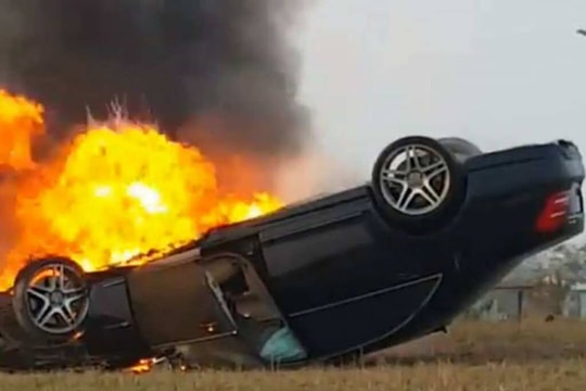 Xế hộp Audi lao lên vòng xuyến phơi bụng cháy rụi