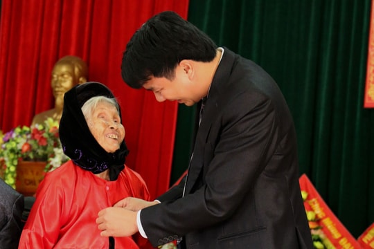 Lễ mặc áo đỏ cho các cụ cao tuổi ngày đầu Xuân