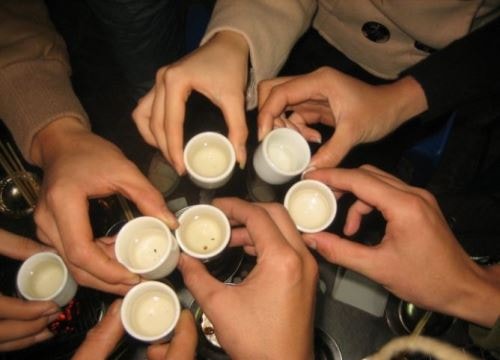 Thói ép rượu của người Việt vừa hại sức khỏe lại tăng tai nạn ngày Tết