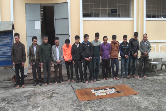 Bắt 13 đối tượng đánh bạc, thu giữ hơn 24 triệu đồng