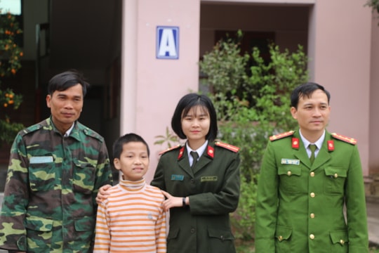 Công an Đô Lương bàn giao trẻ lạc về gia đình ở Hà Nội