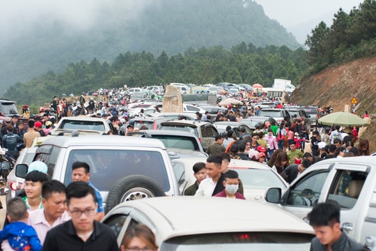 Tắc kinh hoàng đường lên núi dự lễ Khai bút đầu Xuân