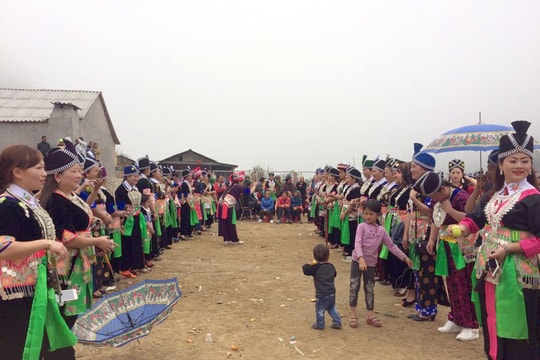 Rộn rã hội ném pao người Mông sau cổng trời Mường Lống