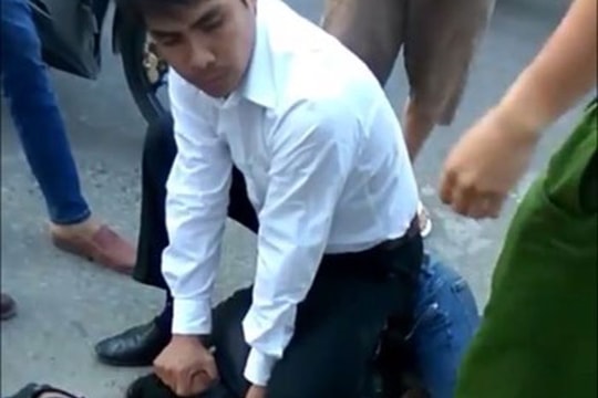 Tài xế taxi bắt kẻ dùng dao khống chế cô gái, cướp xe máy