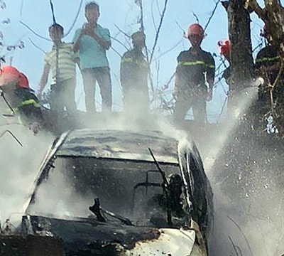 Châm lửa đốt xe taxi rồi lao xuống Biển Hồ, hai cha con tử vong