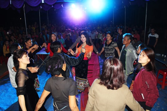 Top 3 Sao Mai Lương Bích Nhuận hát mừng Tết bà con bản Thái quê nhà 