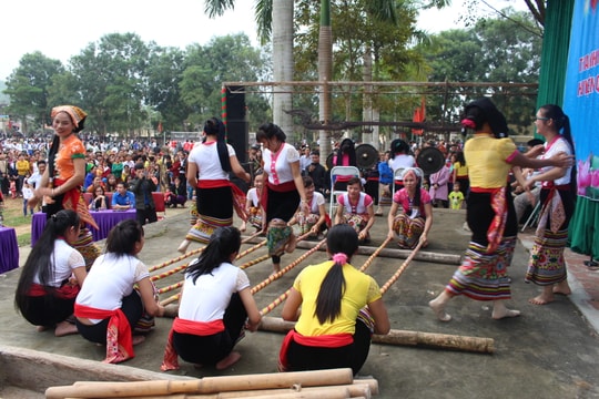 Thanh niên Quỳ Hợp hào hứng thi cồng chiêng đầu năm