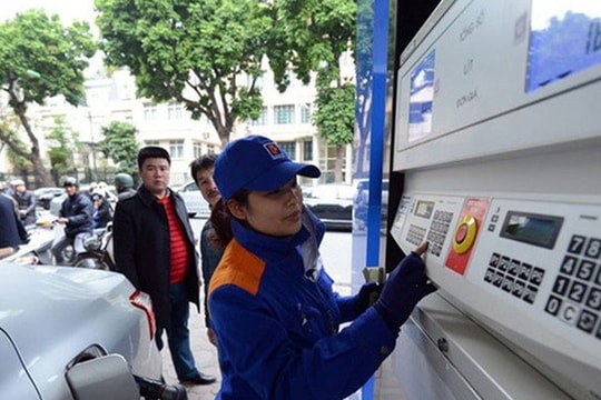 Lần đầu tiên năm 2018, giá xăng giảm
